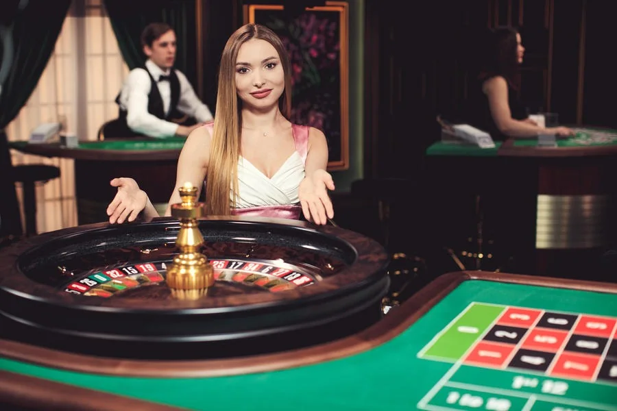 Suasana meja kasino live GILA138 dengan dealer